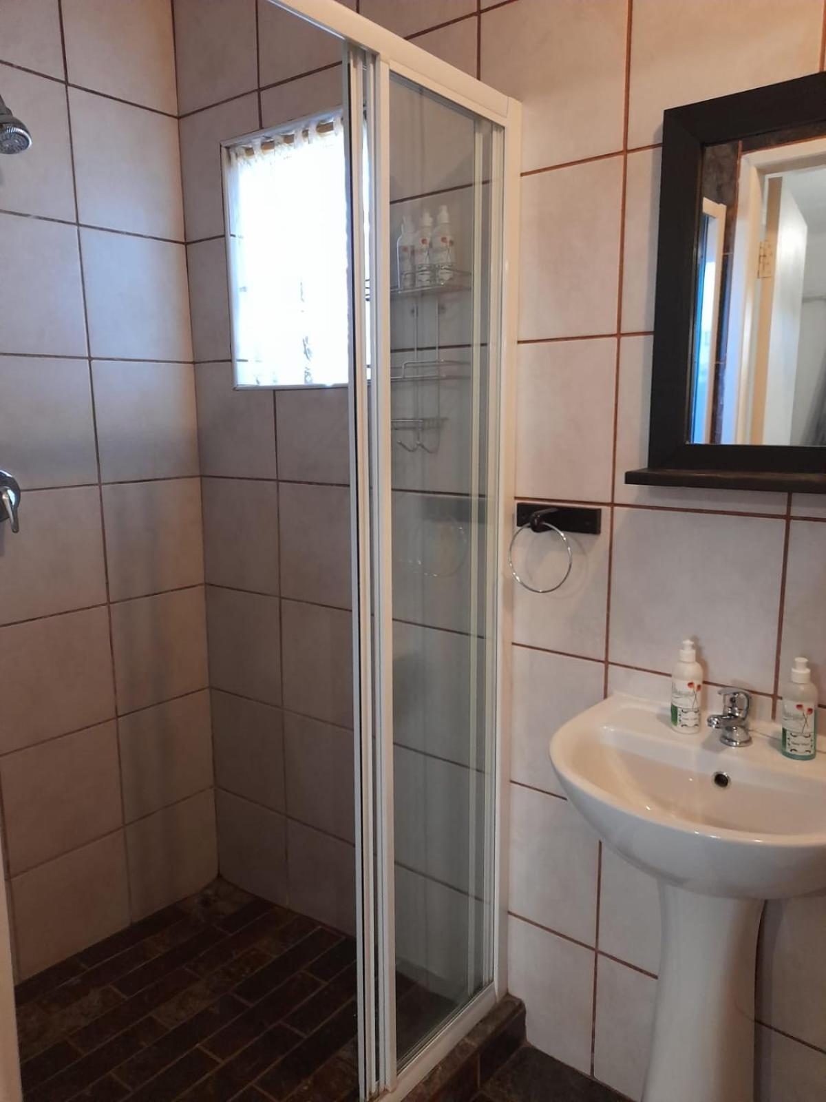 Ukarimu Guest House Klerksdorp Rum bild